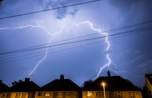 Orages d’été : Comment réagir si votre toiture est endommagée ?