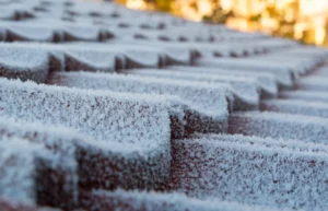 protéger sa toiture du gel et des intempéries hivernales