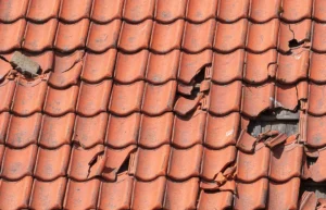 Que faire si mes tuiles se soulèvent avec le vent ?