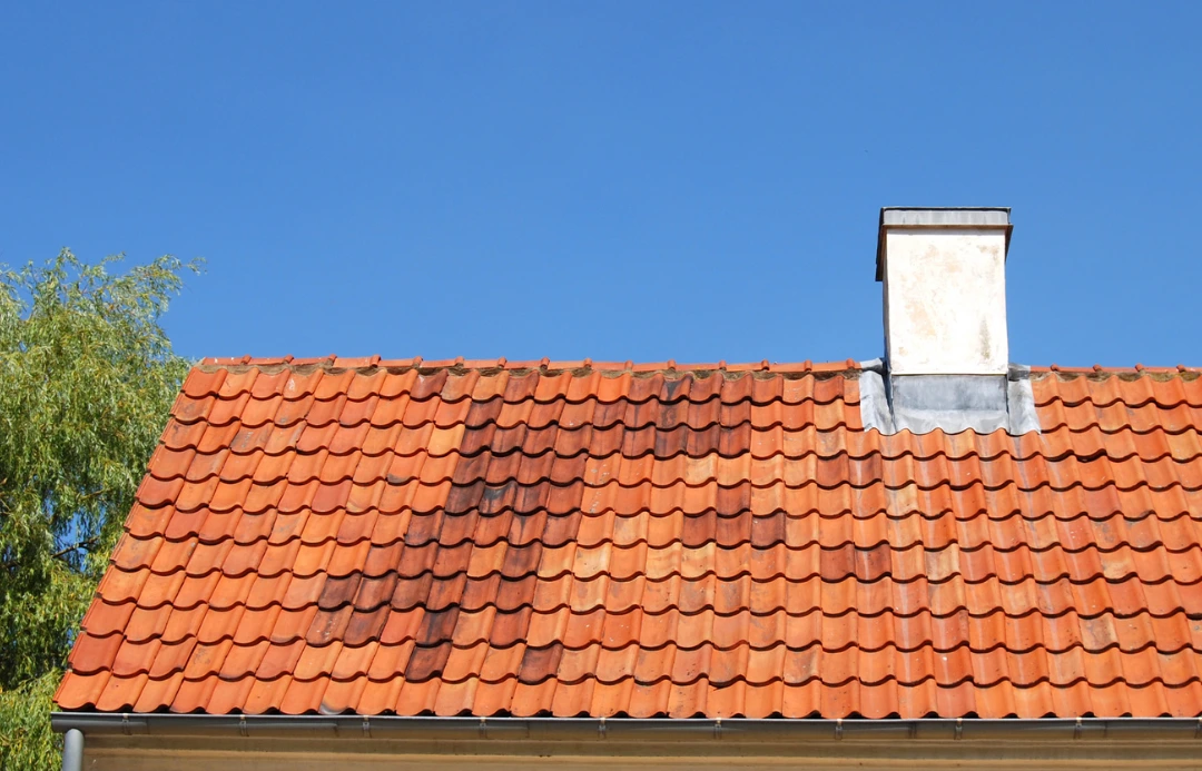 Comment la chaleur abîme-t-elle les matériaux de toiture ?