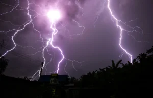 Les orages d’été peuvent-ils endommager votre toiture ?