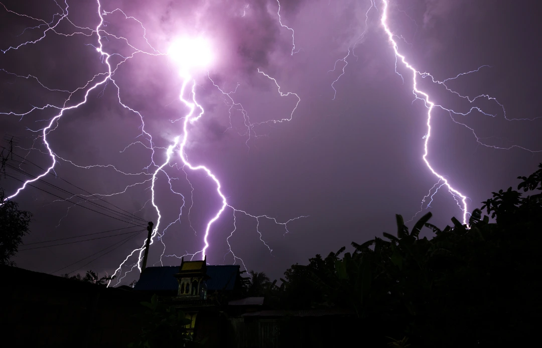 Les orages d’été peuvent-ils endommager votre toiture ?