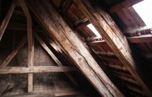 Ma toiture grince ou craque avec la chaleur : est-ce normal ?