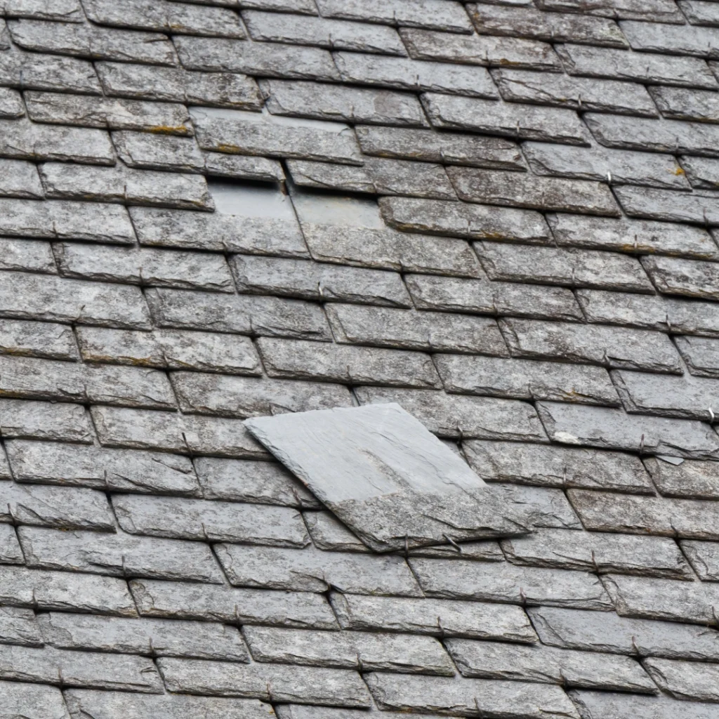 Comment repérer une tuile ou une ardoise déplacée après une tempête ?