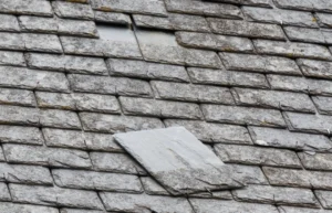 Tuile ou ardoise déplacée après tempête : comment vérifier ?