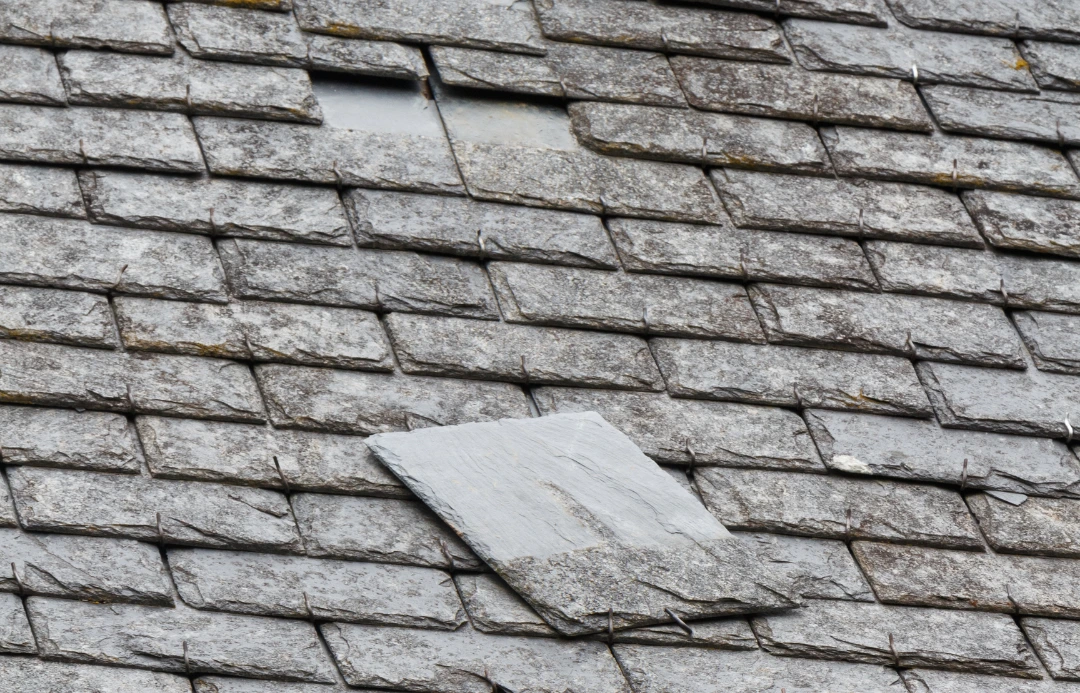 Tuile ou ardoise déplacée après tempête : comment vérifier ?