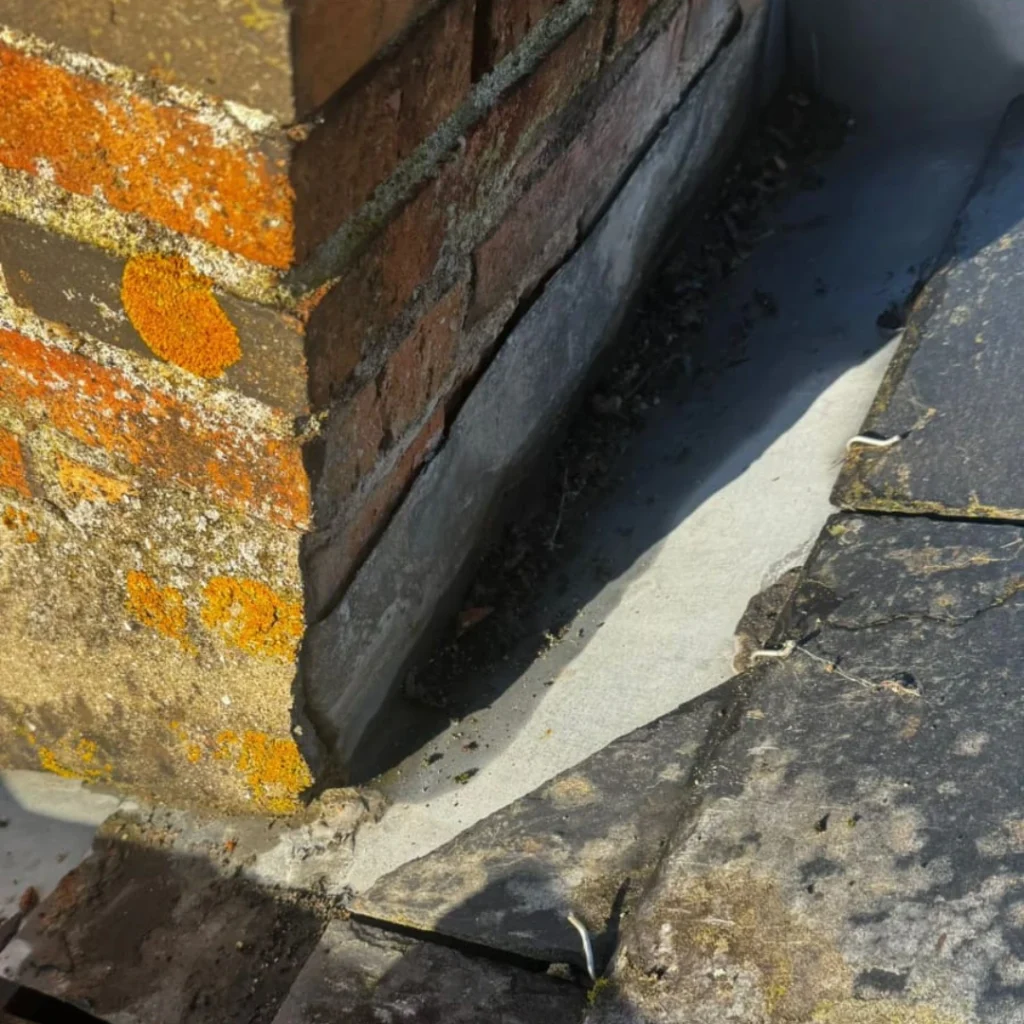 Les signes d'un abergement de cheminée abîmé