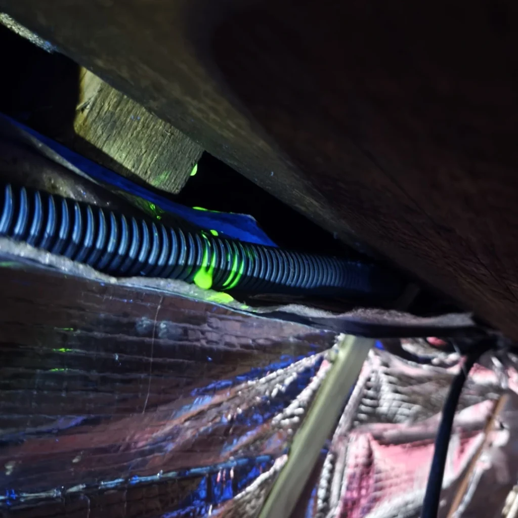 le liquide traceur pour détecter les fuites de toiture