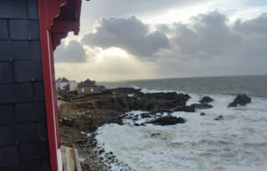 Toiture en bord de mer : comment protéger votre couverture face aux intempéries ?