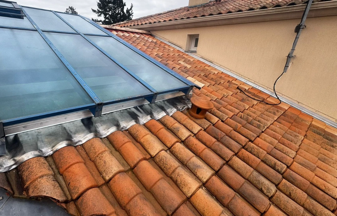 Fenêtre de toit : quels signes montrent qu’elle n’est plus étanche ?