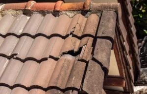 Pourquoi certaines tuiles se soulèvent-elles avec le vent ?
