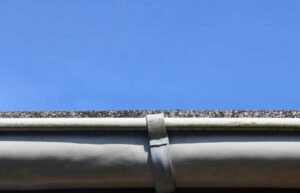Pourquoi certaines gouttières débordent-elles alors qu'elles semblent propres ?